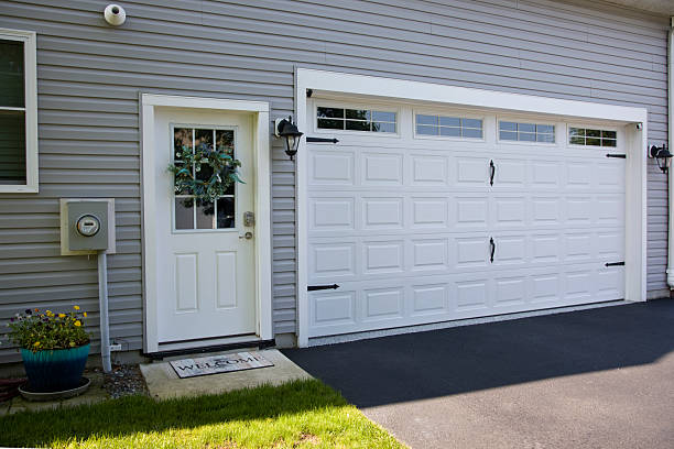 24/7 Emergency Garage Door Panel Replacement experts in San Castle, FL